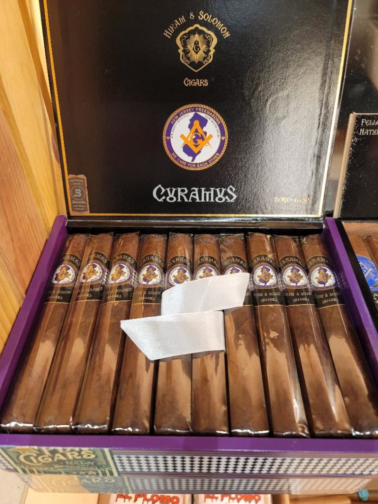 Hiram Solomon Curamus Single Underground Cigar Shop Lounge